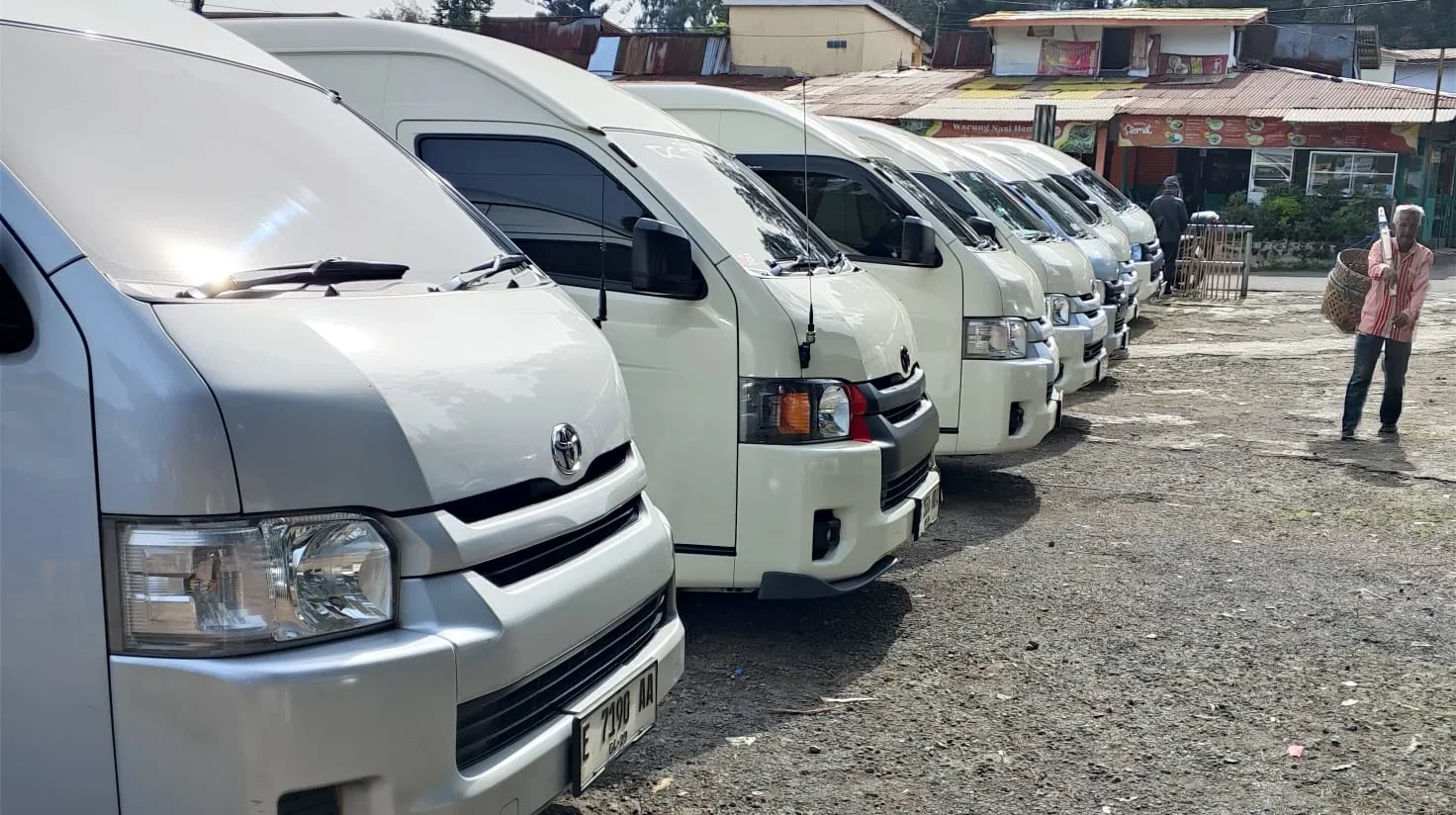 Sewa Hiace Luxury Bandara Halim